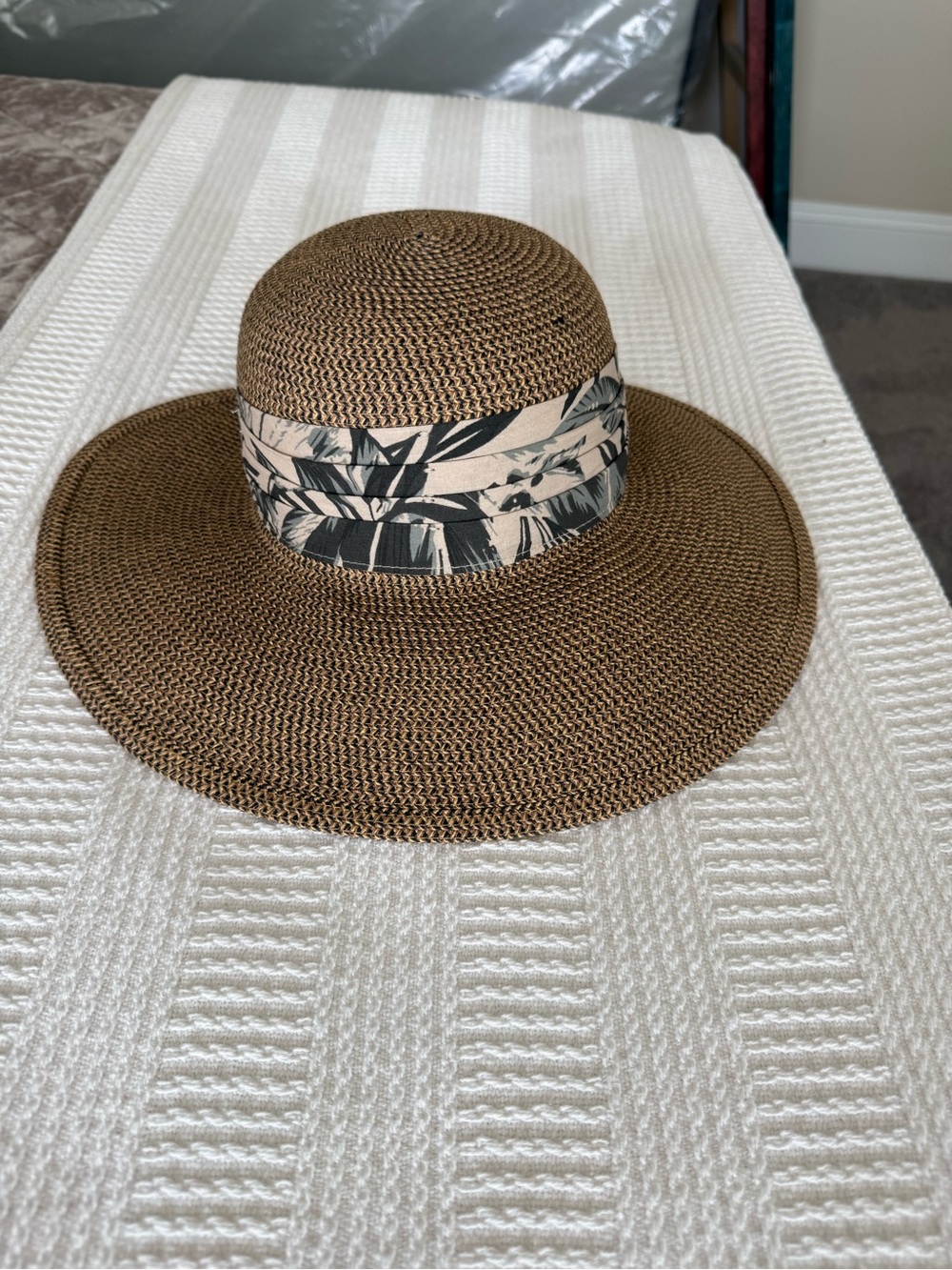 Tommy Bahama Brown Straw Sun Hat with Cream and Black Floral Band NWT